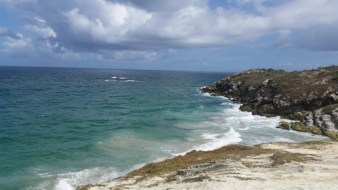 Wilde Felsenküste mit türkisem Meer auf Margarita